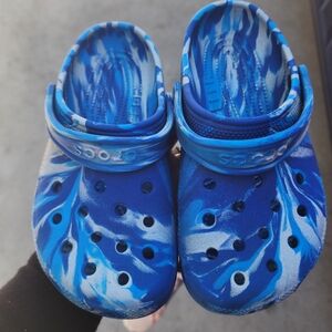 CROCS Kids Blue and White Patterned Clogs